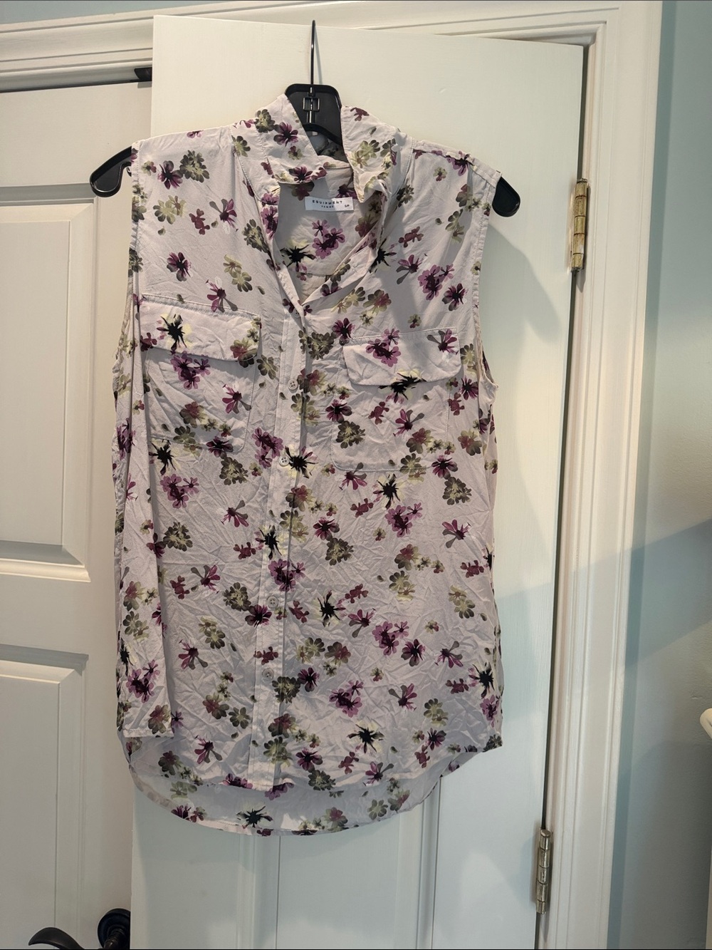Sleeveless Floral Button-Front Blouse - White with Purple Green Print
